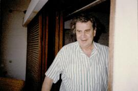 Ο Μίκης Θοεδωράκης στο σπίτι στο Βραχάτι.